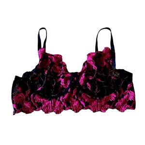 Beautiful underwire lace and dark pink flower bra from torrid